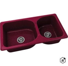 Chiuvetă de bucătărie cu două cuve din material compozit roșu-bordo cu două site de scurgere. (Image AI modified or generated)