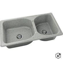 Chiuvetă de bucătărie din compozit de granit gri cu o cuvă mare și una mică și două site de scurgere. (Image AI modified or generated)