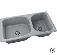 Chiuvetă dublă de bucătărie gri din compozit de granit cu două cuve de dimensiuni diferite și ventile cu sită. (Image AI modified or generated)