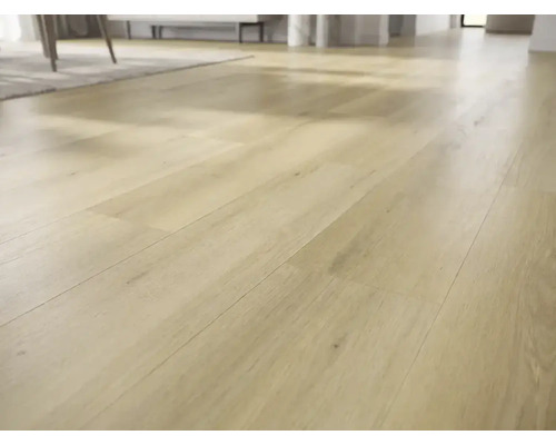 Pardoseală cu aspect de lemn deschis și textură vizibilă, montată într-o încăpere luminoasă, cu design modern.