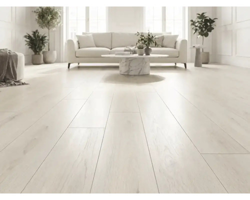 Pardoseală laminată cu aspect de lemn într-o sufragerie modernă și luminoasă, cu canapea albă, măsuță din marmură și ferestre mari.