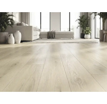 Plăci de pardoseală deschise la culoare cu aspect de lemn într-o cameră de zi modernă și luminoasă, cu canapea și plante de interior.