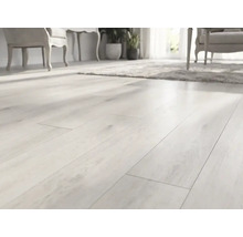 Pardoseală deschisă la culoare cu aspect de lemn într-o cameră de zi luminoasă, cu mobilier și plante.