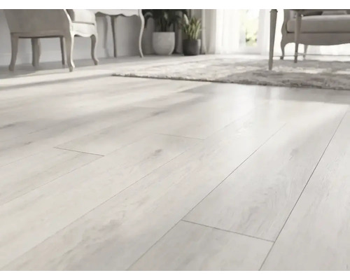 Pardoseală deschisă la culoare cu aspect de lemn într-o cameră de zi luminoasă, cu mobilier și plante.