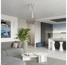Living și sufragerie moderne open space cu canapea gri, mese rotunde din marmură și plafonieră modernă într-un interior luminos și contemporan.