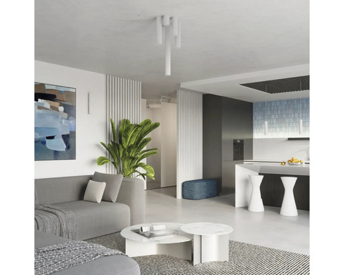 Living și sufragerie moderne open space cu canapea gri, mese rotunde din marmură și plafonieră modernă într-un interior luminos și contemporan.