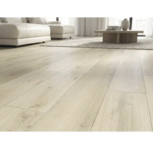 Pardoseală laminată deschisă la culoare cu aspect de stejar montată ca placă rustică într-o cameră de zi modernă și luminoasă cu canapea albă.