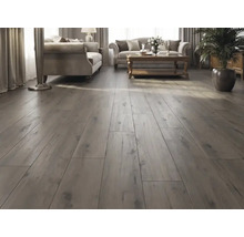 Cameră de zi modernă cu parchet laminat cu aspect de lemn rustic, granulație naturală și noduri într-o încăpere luminoasă și spațioasă cu canapele.
