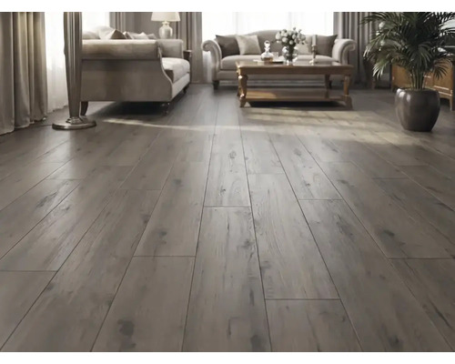 Cameră de zi modernă cu parchet laminat cu aspect de lemn rustic, granulație naturală și noduri într-o încăpere luminoasă și spațioasă cu canapele.