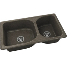 Chiuvetă dublă din compozit de granit cu două cuve de dimensiuni diferite și ventile cu sită.
