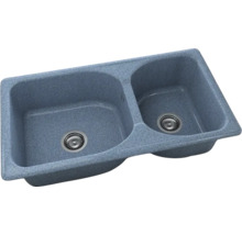 Chiuvetă de bucătărie dublă din compozit de granit cu ventile tip sită integrate.