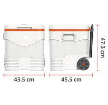 Ladă frigorifică mobilă pe roți cu dimensiunile: lățime 43,5 centimetri, adâncime 45,5 centimetri, înălțime 47,3 centimetri.