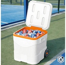Ladă frigorifică mobilă pe roți cu capacul deschis, umplută cu gheață și doze de băuturi, pe un teren de sport. (Image AI modified or generated)