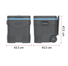 Ladă frigorifică Keep Cold cu roți și mâner în comparație dimensională cu dimensiuni 43,5 cm lățime 45,5 cm adâncime și 47,3 cm înălțime