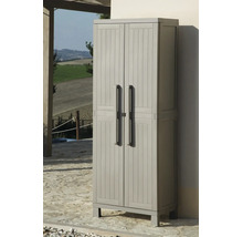 Dulap din material plastic cu două uși pentru exterior, amplasat pe o terasă din piatră lângă un perete.