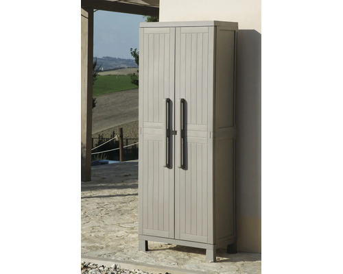 Dulap din material plastic cu două uși pentru exterior, amplasat pe o terasă din piatră lângă un perete.