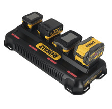 Încărcător multiplu DeWalt cu patru sloturi și patru acumulatori DeWalt de diferite modele introduși, cu logo-ul DeWalt.