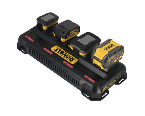 Încărcător multiplu DeWalt cu patru sloturi și patru acumulatori DeWalt de diferite modele introduși, cu logo-ul DeWalt.