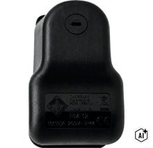 Capac din plastic negru al unui presostat Italtecnica PM 12 cu specificații tehnice precum 250 volți și grad de protecție IP44. (Image AI modified or generated)