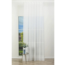 O perdea semitransparentă atârnă la fereastră într-o cameră luminoasă, cu un design modern, având o masă laterală și o plantă.