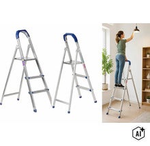 O scară pliabilă din aluminiu cu trei trepte și mâner de siguranță, utilizată de o persoană într-un spațiu interior. (Image AI modified or generated)