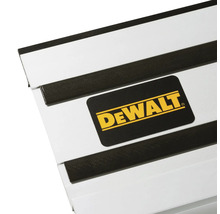 Vedere detaliată a unei șine de ghidaj cu DeWalt Logo și benzi de alunecare.