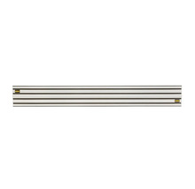 Șină de ghidare DeWalt din aluminiu cu benzi de alunecare negre pentru tăieri precise cu ferăstraie circulare.