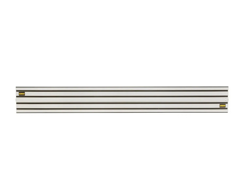Șină de ghidare DeWalt din aluminiu cu benzi de alunecare negre pentru tăieri precise cu ferăstraie circulare.
