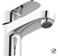 Baterie monocomandă modernă pentru lavoar din metal cu suprafață lucioasă și aerator integrat pentru baie. (Image AI modified or generated)