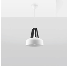 Pendul modern cu abajur semisferic și elemente contrastante pentru iluminat interior stilat.