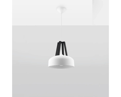 Pendul modern cu abajur semisferic și elemente contrastante pentru iluminat interior stilat.