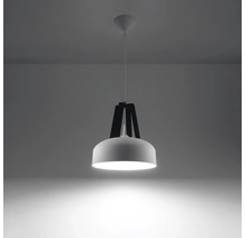 Pendul modern cu abajur în formă de cupolă și sistem de suspendare decorativ pentru iluminat interior.