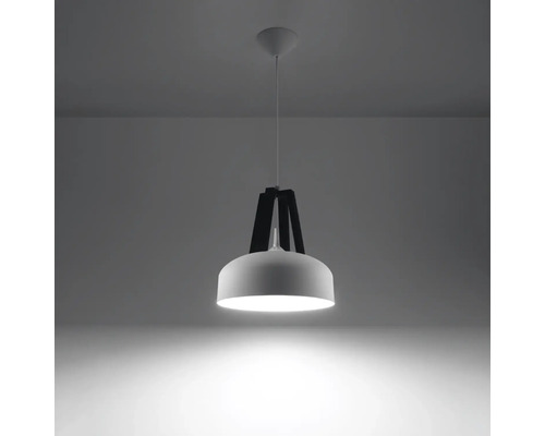 Pendul modern cu abajur în formă de cupolă și sistem de suspendare decorativ pentru iluminat interior.