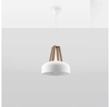 Pendul modern cu abajur metalic si elemente din lemn pentru un iluminat interior elegant.