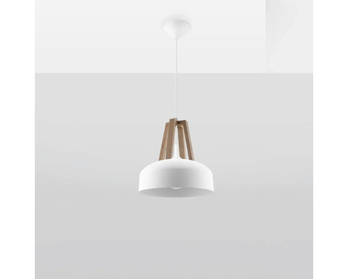 Pendul modern cu abajur metalic si elemente din lemn pentru un iluminat interior elegant.