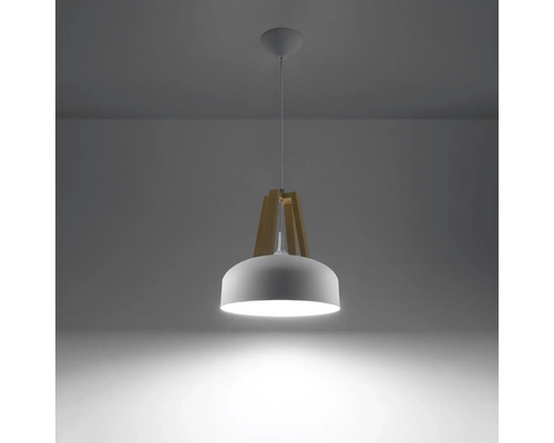 Pendul modern cu abajur deschis la culoare și elemente din lemn pentru iluminarea tavanului.