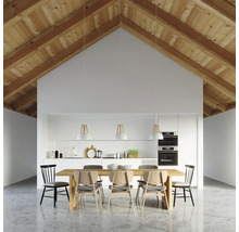 Bucătărie modernă cu acoperiș în două ape, tavan cu grinzi de lemn, mobilier alb, masă mare de lemn și scaune variate într-un design luminos.