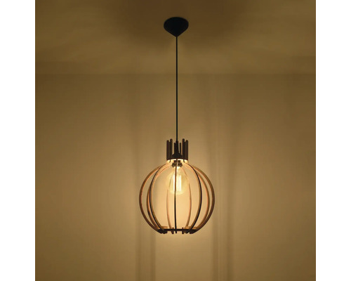 Lampă suspendată din lemn cu abajur sferic și design deschis incluzând bec pentru o iluminare caldă.