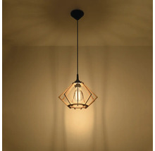 Pendul modern cu abajur geometric din lemn și design deschis ca iluminat decorativ de tavan.