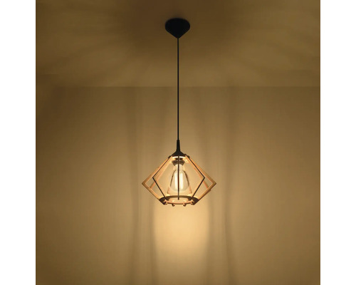 Pendul modern cu abajur geometric din lemn și design deschis ca iluminat decorativ de tavan.