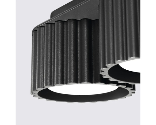 Plafonieră modernă cu spoturi cilindrice striate pentru iluminare directă.