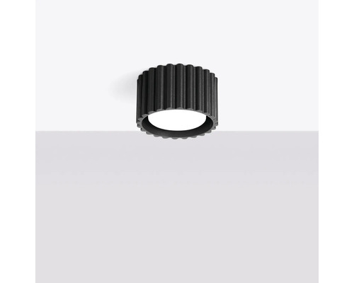 Plafonieră rotundă cu structură striată de culoare neagră pentru interioare moderne.