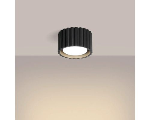 Plafonieră rotundă cu carcasă striată și sursă de lumină integrată
