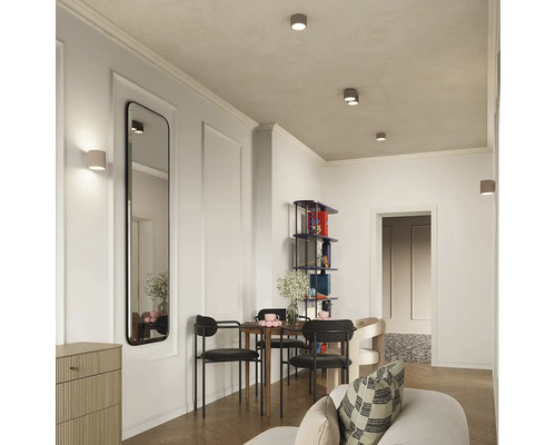 Living modern cu plafoniere rotunde și aplice de perete, masă de dining elegantă, scaune, oglindă și raft într-o atmosferă luminoasă.