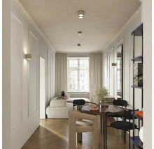 Living modern luminos cu masă de dining scaune canapea și aplice într-un apartament elegant cu parchet și muluri clasice
