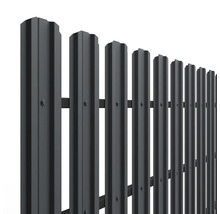 Gard metalic modern alcătuit din șipci verticale cu structură profilată, văzut în perspectivă.