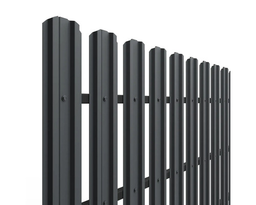 Gard metalic modern alcătuit din șipci verticale cu structură profilată, văzut în perspectivă.