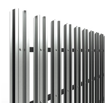 Un gard metalic modern format din profile verticale cu capete rotunjite, montate pe două traverse orizontale.