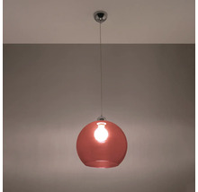 Pendul modern cu abajur din sticlă sferică și montare pe tavan pentru iluminat interior elegant.