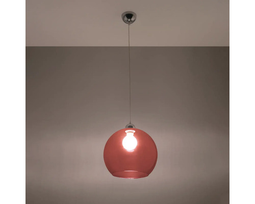 Pendul modern cu abajur din sticlă sferică și montare pe tavan pentru iluminat interior elegant.